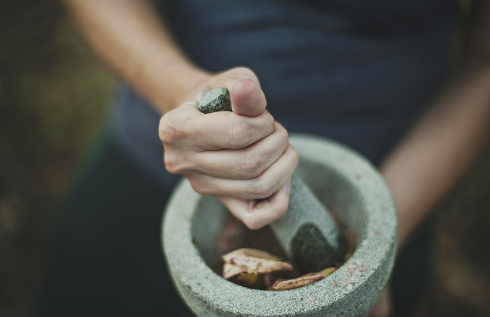 Preparing a herbal formulation with mortar and pestle